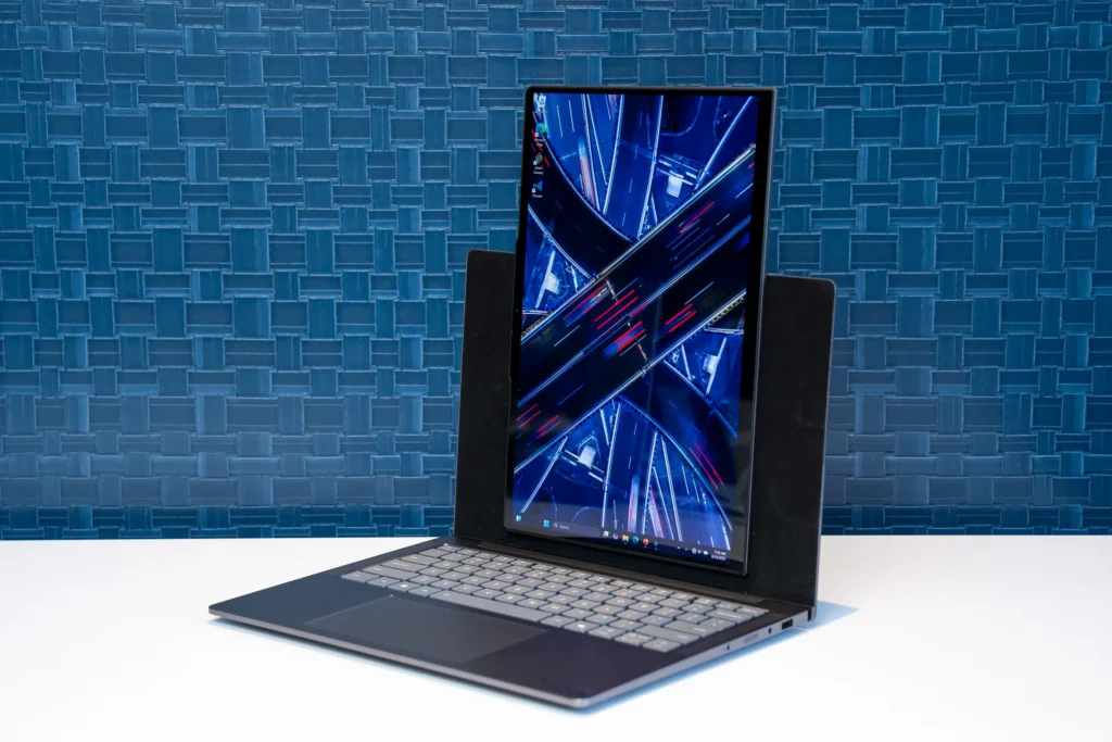 Lenovo Demos Laptop with a Screen